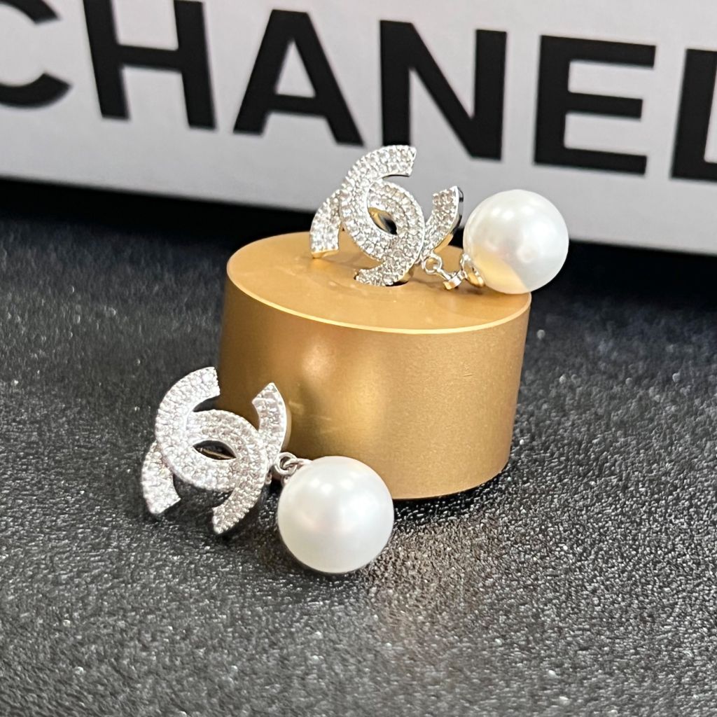  Bông Tai Chanel Màu Trắng Ngọc Trai & Pha Lê (CG) 