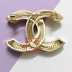  Bộ Trang Sức Chanel Màu Vàng Hồng - Cài Áo & Bông Tai Pha Lê Trắng (AA) 