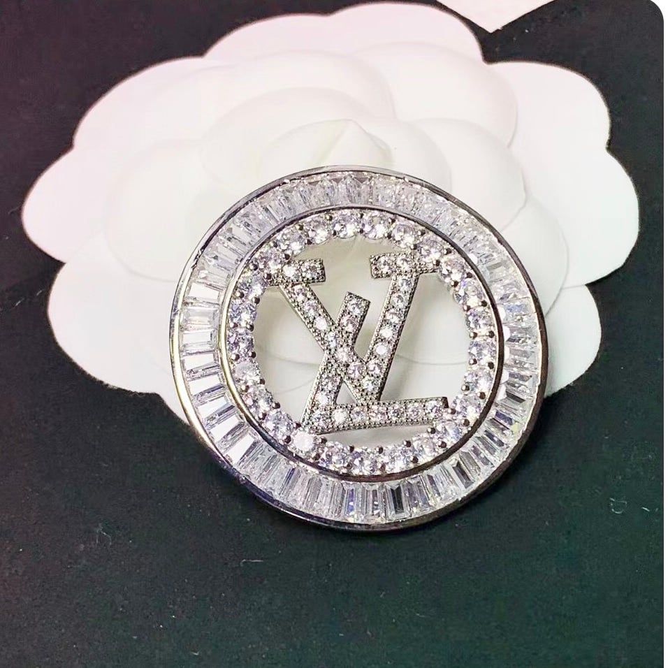  Cài Áo Nam, Nữ - LV Màu Trắng Pha Lê (AA) 