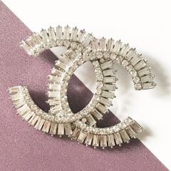  Cài Áo Nam, Nữ - Chanel Màu Trắng Bản To Pha Lê (BY) 