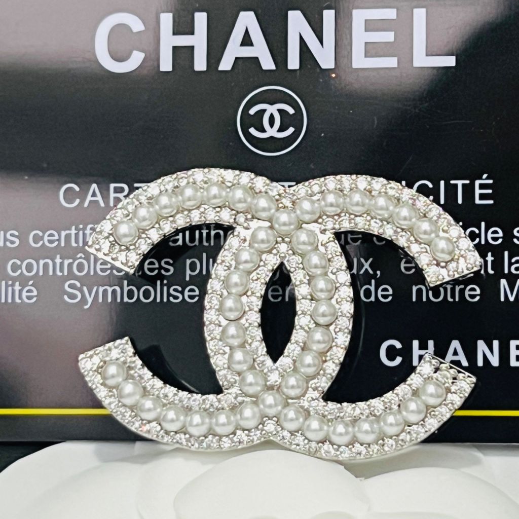  Cài Áo Chanel Màu Trắng Ngọc Trai & Pha Lê (CZ) 