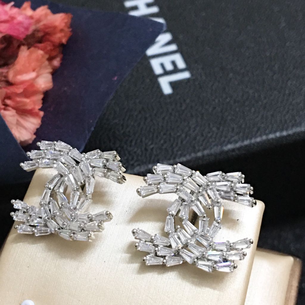  Bộ Trang Sức Chanel Trắng - Cài Áo & Bông Tai Pha Lê (AG) 