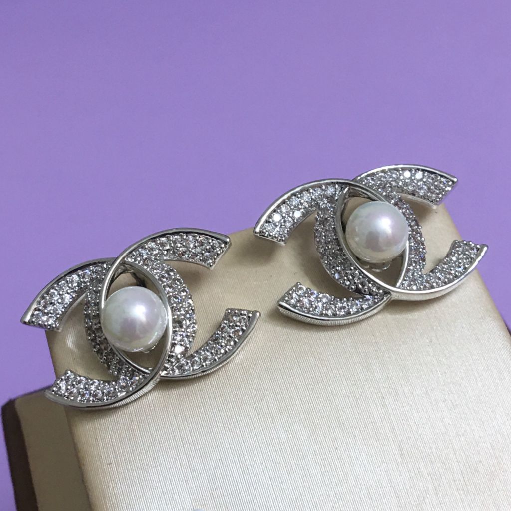  Bông Tai Chanel Màu Trắng Ngọc Trai & Pha Lê (AK) 