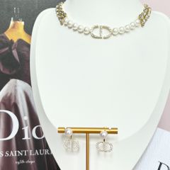  Bộ Trang Sức Dior Vàng - Vòng cổ Choker & Bông Tai Ngọc Trai, Pha Lê 3 Kiểu Đeo Quý Phái (AI) 