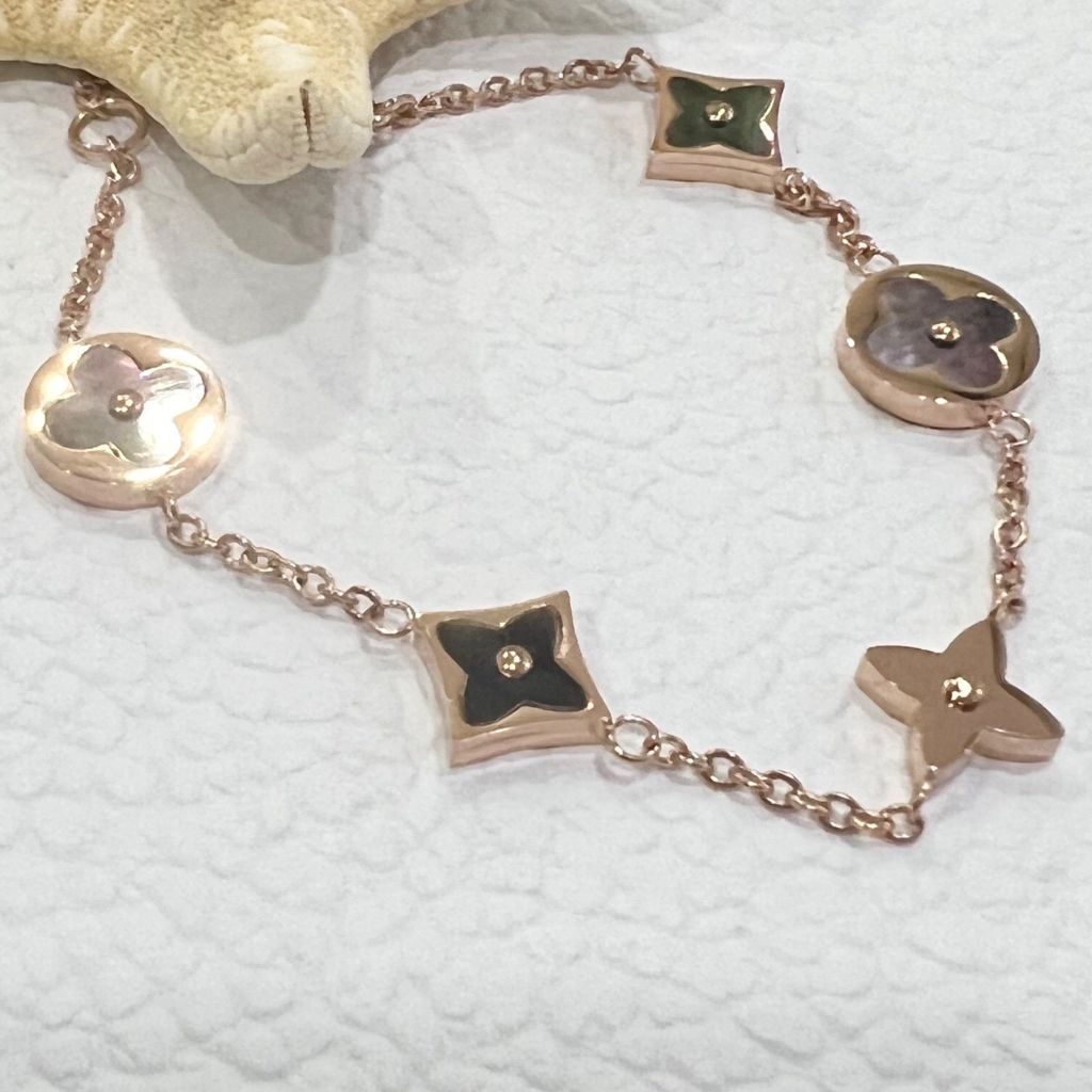  Vòng Tay TiTan Cao Cấp - LV Cỏ 4 Lá May Mắn Màu Vàng Hồng Vỏ Trai Thiên Nhiên (AE) 