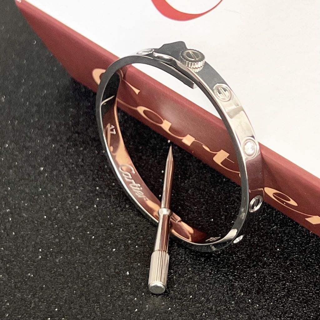  Vòng Tay TiTan Cao Cấp - Cây Đinh Cartier & Tua Vít Màu Trắng Pha Lê (AG) 