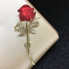  Cài Áo Hoa Hồng Đỏ Pha Lê Trắng (AI) 