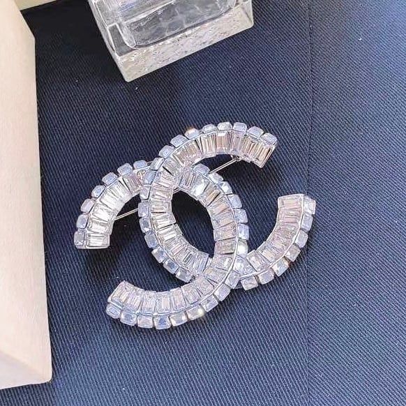  Cài Áo Nam, Nữ - Chanel Màu Trắng Bản To Pha Lê (BP) 