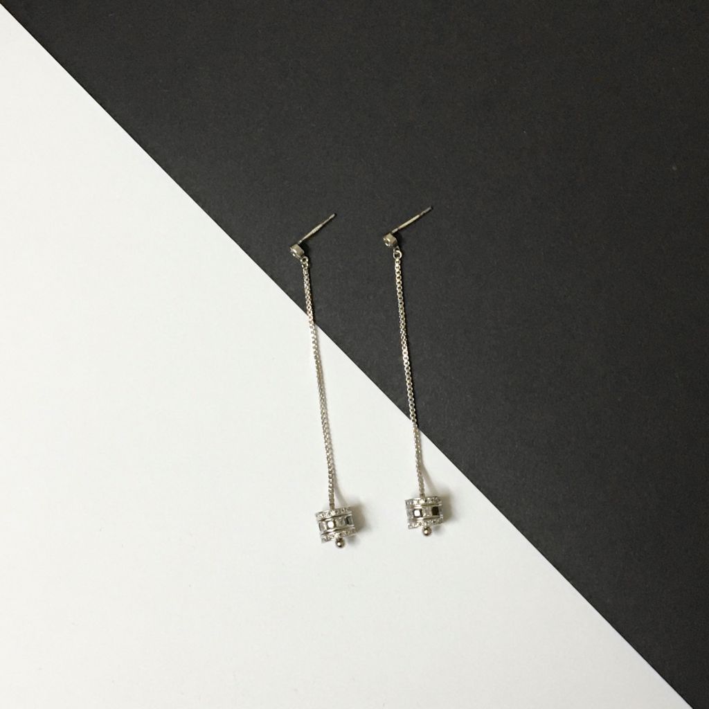  Bông Tai Tua Rua Hộp Kho Báu Pha Lê Trắng Đen 