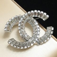  Cài Áo Nam, Nữ - Chanel Màu Trắng Bản To Pha Lê (BP) 