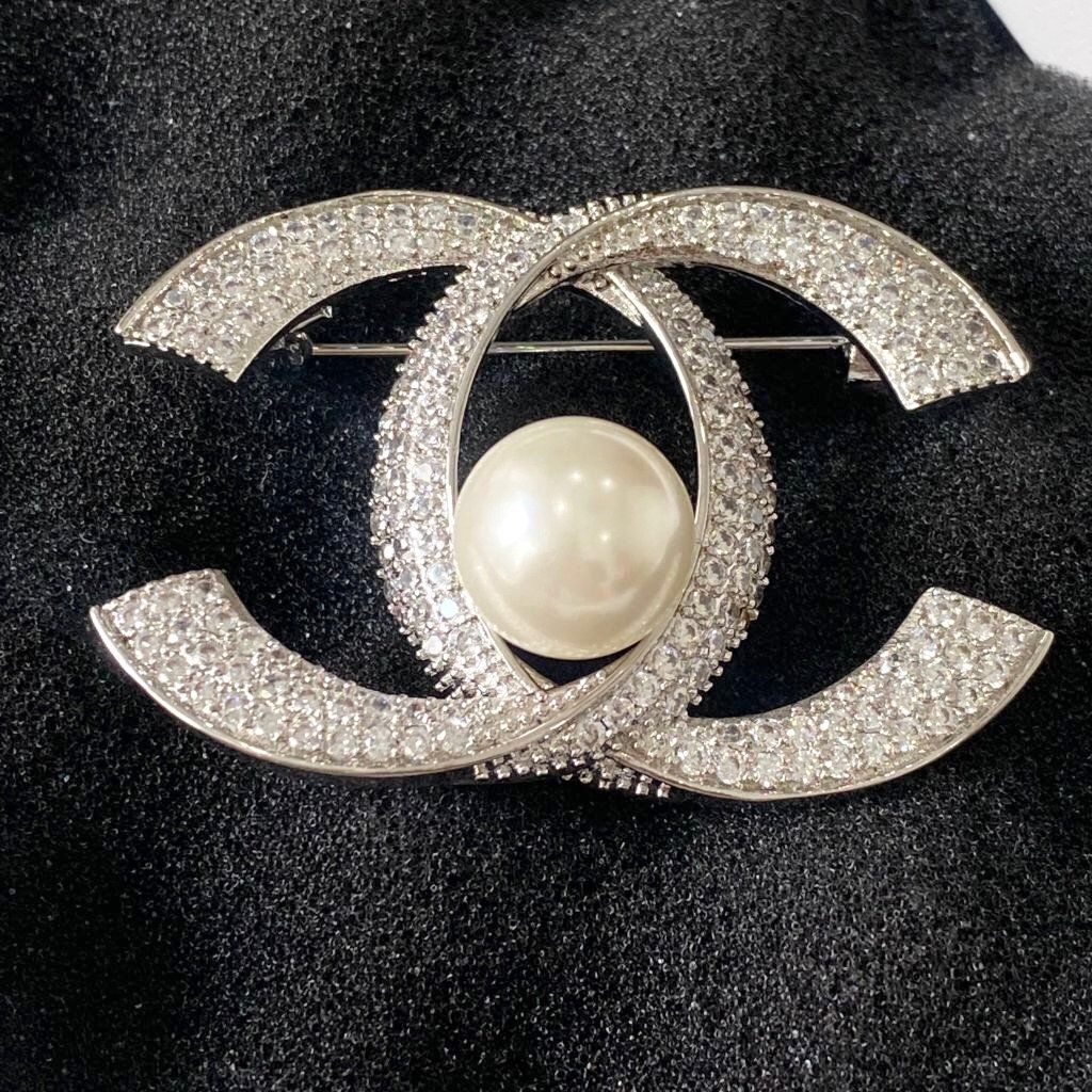  Cài Áo Chanel Màu Trắng Ngọc Trai & Pha Lê (BR) 