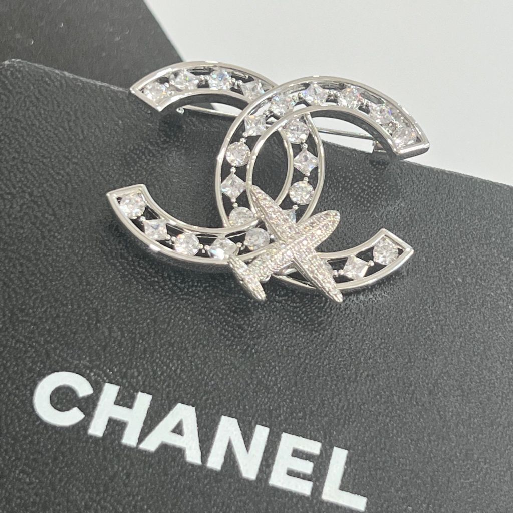  Cài Áo Chanel Máy Bay Màu Trắng Pha Lê (CO) 
