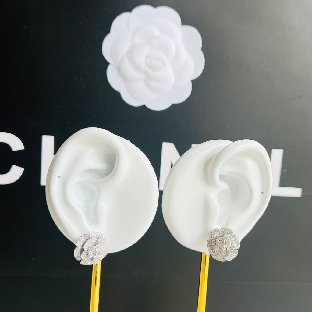  Bộ Trang Sức Hoa Trà Chanel Trắng - Cài Áo & Bông Tai Pha Lê (AJ) 