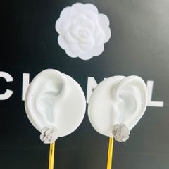  Bộ Trang Sức Hoa Trà Chanel Trắng - Cài Áo & Bông Tai Pha Lê (AJ) 