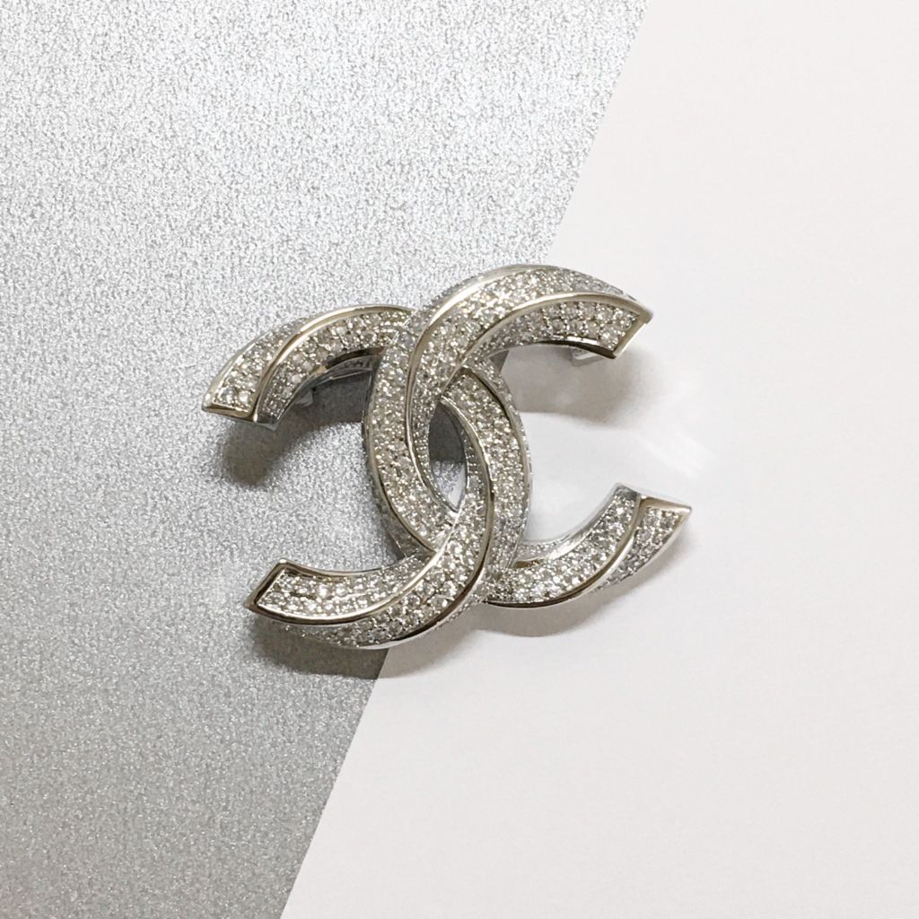  Cài Áo Nam, Nữ - Chanel Xoắn Màu Trắng Pha Lê (AY) 