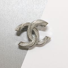  Cài Áo Nam, Nữ - Chanel Xoắn Màu Trắng Pha Lê (AY) 