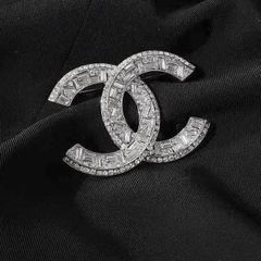  Cài Áo Nam, Nữ - Chanel Màu Trắng Bản To Pha Lê (CM) 