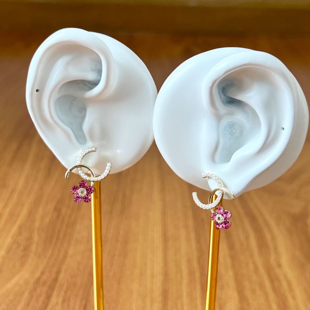  Bông Tai Chanel Cánh Hoa Bản To Màu Vàng Ngọc Trai & Pha Lê Hồng (CM) 