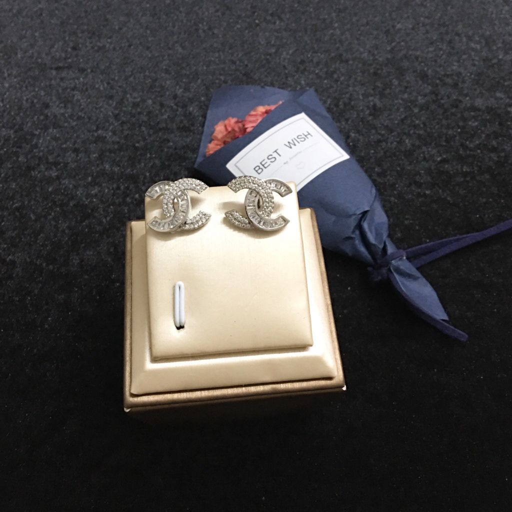  Bộ Trang Sức Chanel Trắng - Cài Áo & Bông Tai Pha Lê (AH) 