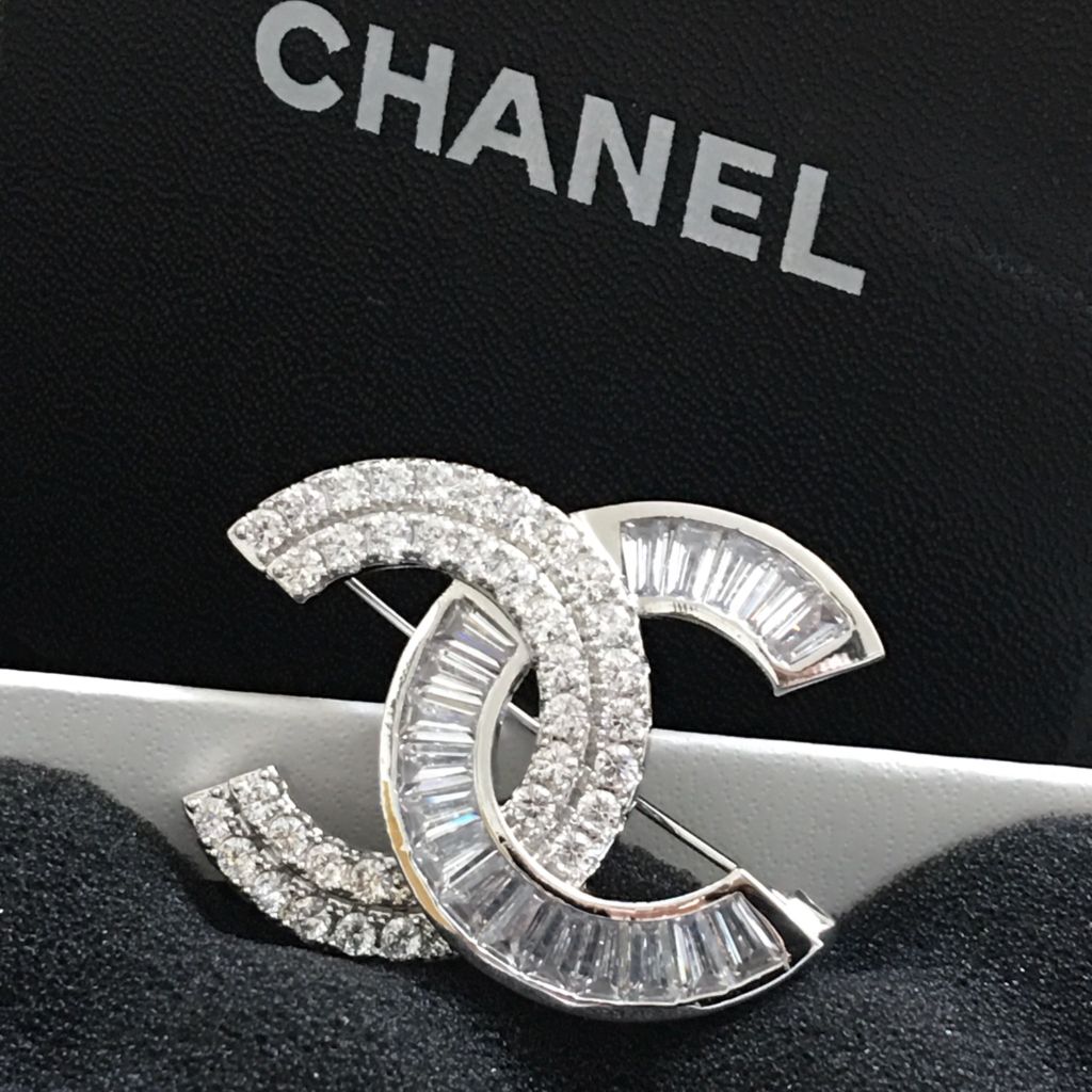  Bộ Trang Sức Chanel Trắng - Cài Áo & Bông Tai Pha Lê (AH) 