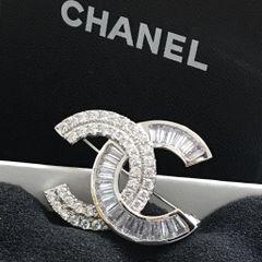  Bộ Trang Sức Chanel Trắng - Cài Áo & Bông Tai Pha Lê (AH) 