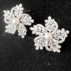  Bông Tai Cánh Hoa Ngọc Trai & Pha Lê Trắng (AH) 