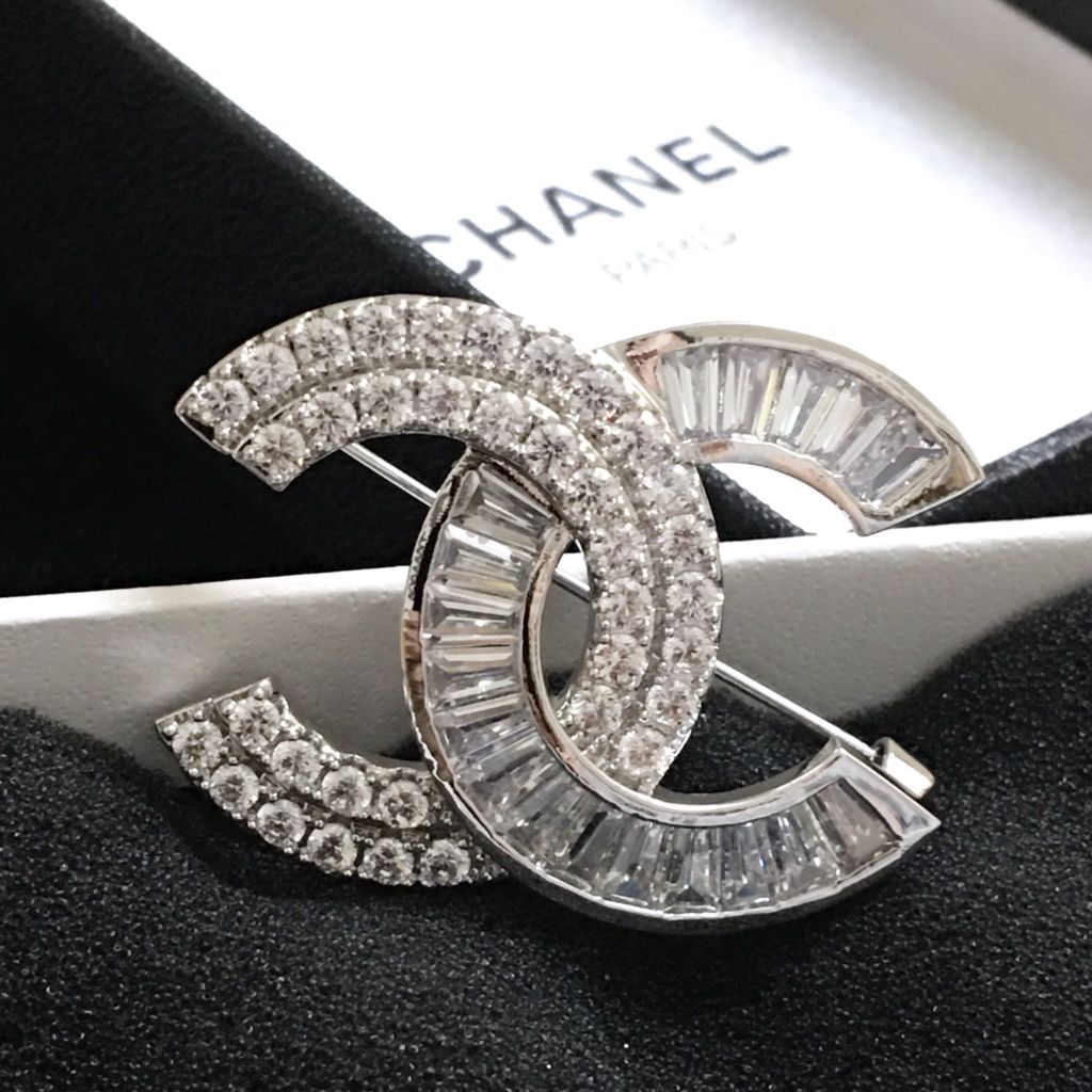  Bộ Trang Sức Chanel Trắng - Cài Áo & Bông Tai Pha Lê (AH) 