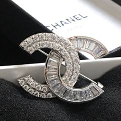  Bộ Trang Sức Chanel Trắng - Cài Áo & Bông Tai Pha Lê (AH) 