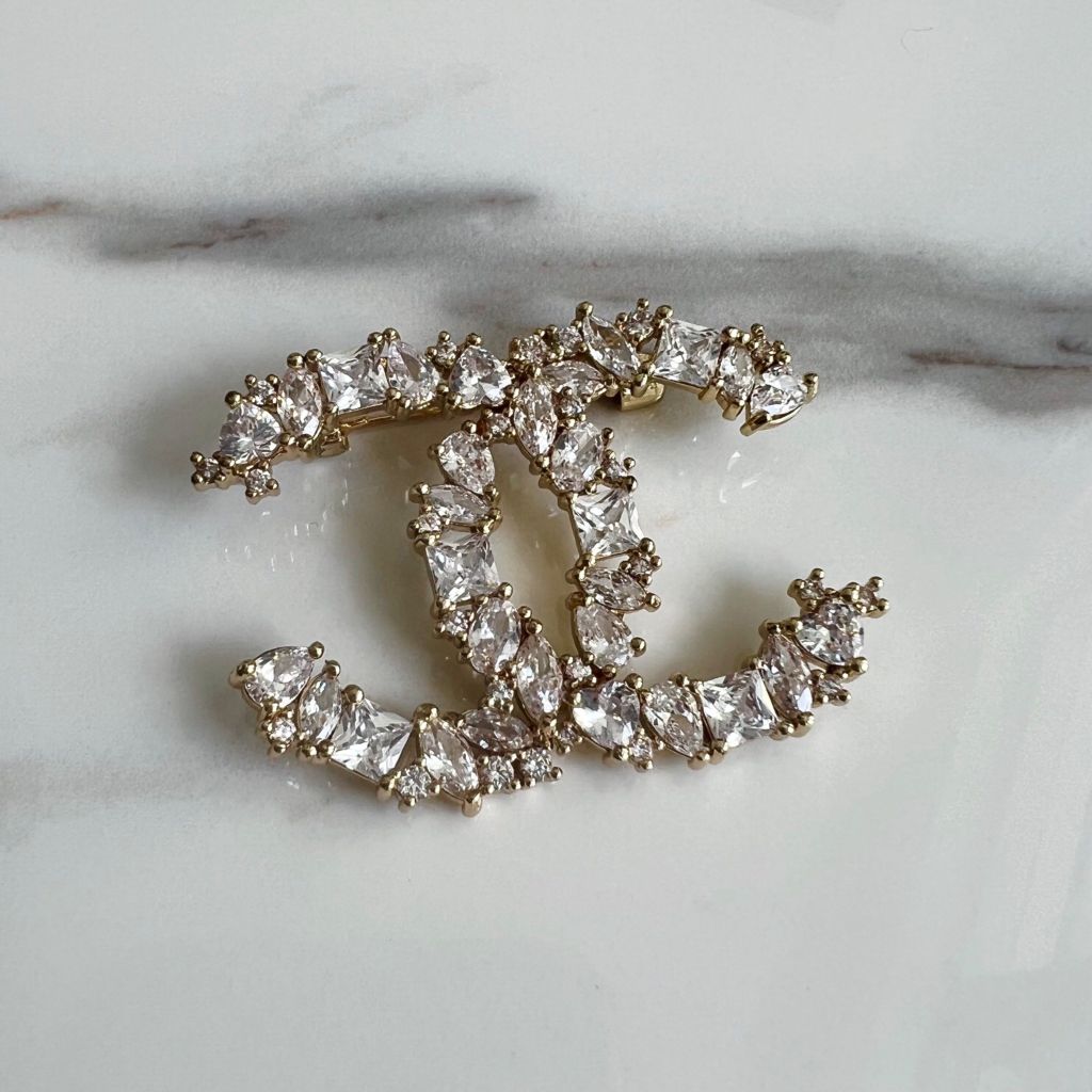  Cài Áo Nam, Nữ - Chanel Màu Vàng Bản To Pha Lê Trắng (CH) 