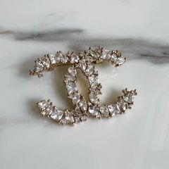  Cài Áo Nam, Nữ - Chanel Màu Vàng Bản To Pha Lê Trắng (CH) 