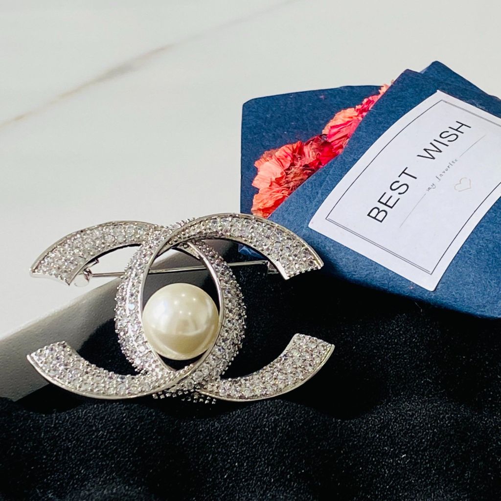  Cài Áo Chanel Màu Trắng Ngọc Trai & Pha Lê (BR) 
