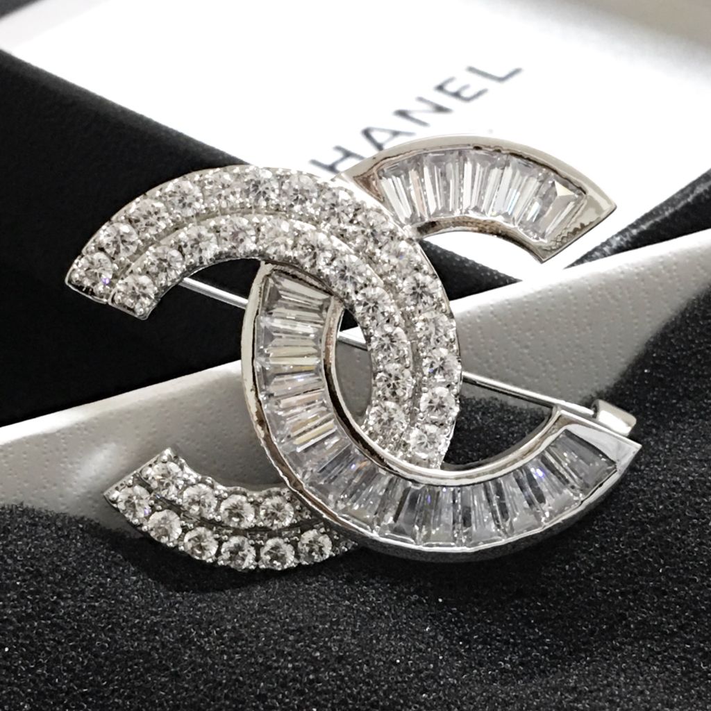  Bộ Trang Sức Chanel Trắng - Cài Áo & Bông Tai Pha Lê (AH) 