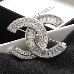  Bộ Trang Sức Chanel Trắng - Cài Áo & Bông Tai Pha Lê (AH) 