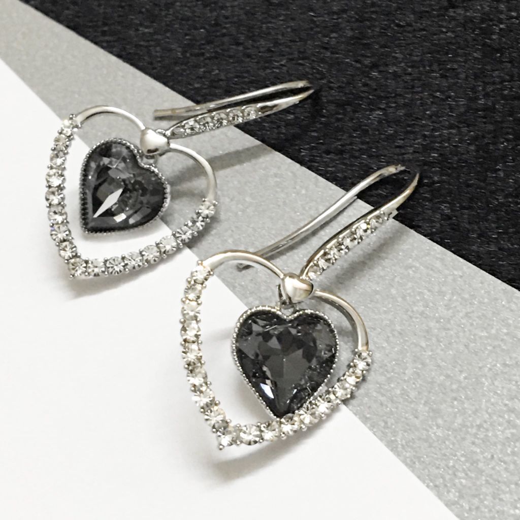  Bông Tai Trái Tim Pha Lê Đen & Trắng (AV) 