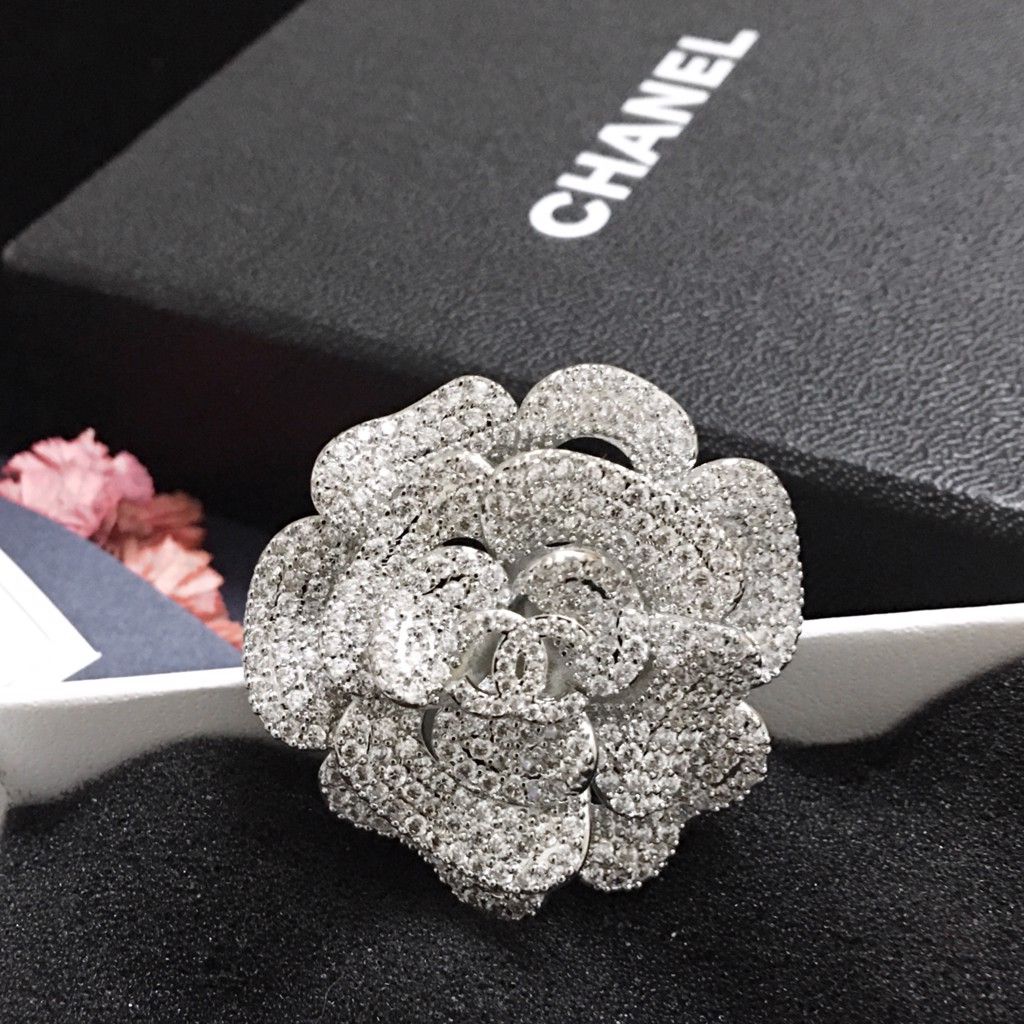  Bộ Trang Sức Hoa Trà Chanel Trắng - Cài Áo & Bông Tai Pha Lê (AJ) 