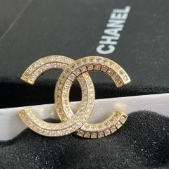  Bộ Trang Sức Chanel Màu Vàng - Cài Áo & Bông Tai Pha Lê Trắng (AK) 