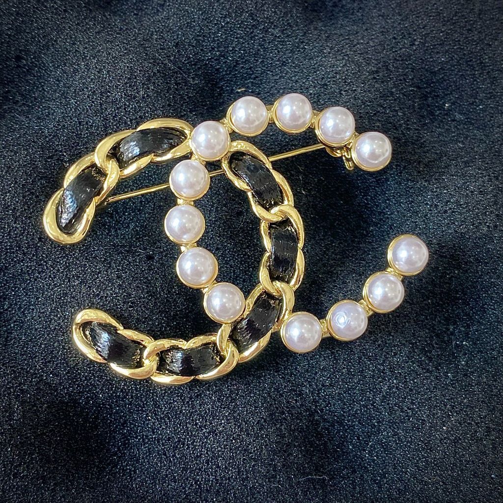  Cài Áo Chanel Màu Vàng, Đen Và Ngọc Trai Trắng (BU) 