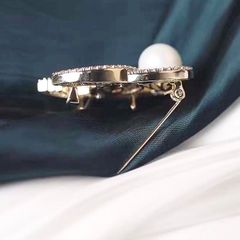  Cài Áo Chanel Màu Vàng Ngọc Trai & Pha Lê Trắng (BC) 