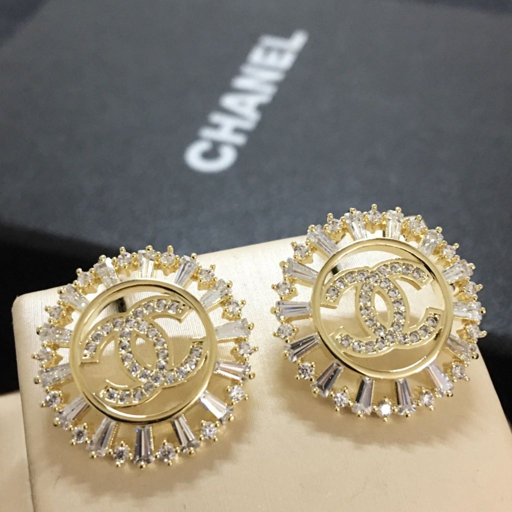  Bông Tai Chanel Bản To Màu Vàng Pha Lê Trắng (BG) 