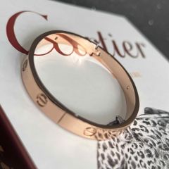  Bộ Trang Sức Nam, Nữ Cartier Titan Cao Cấp - Vòng Tay & Nhẫn Màu Vàng Hồng Pha Lê (AD) 