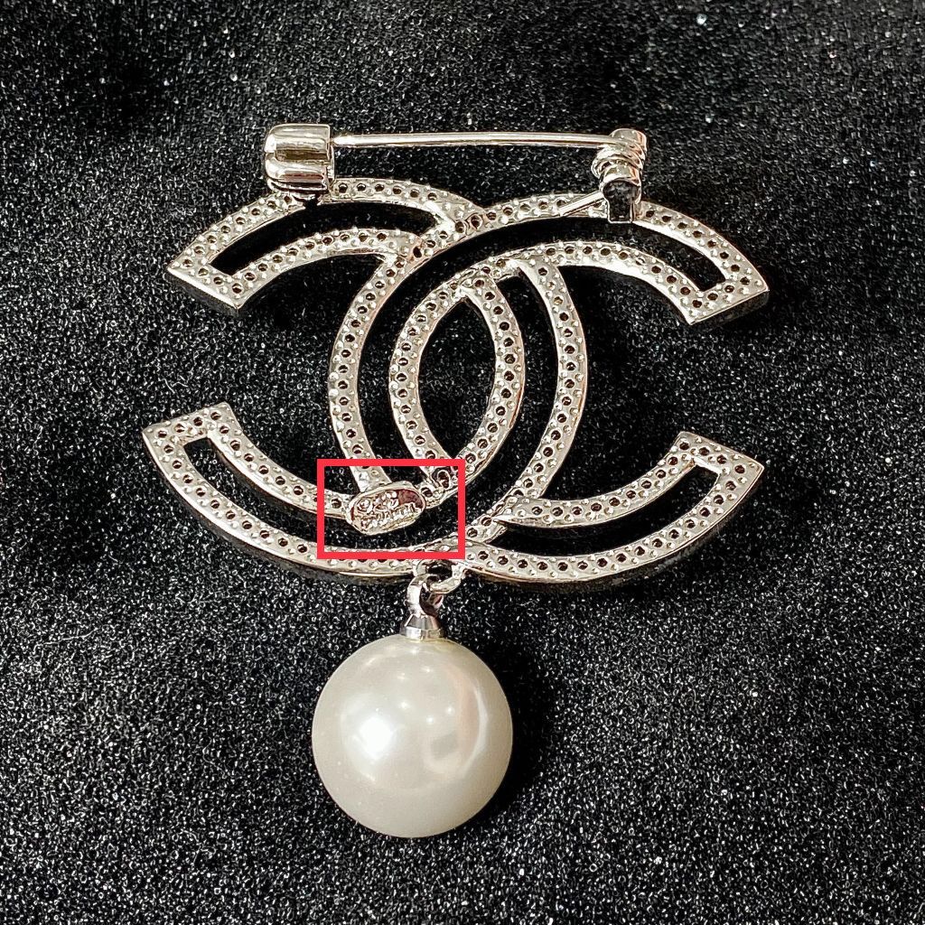  Cài Áo Chanel Màu Trắng Ngọc Trai & Pha Lê (BT) 