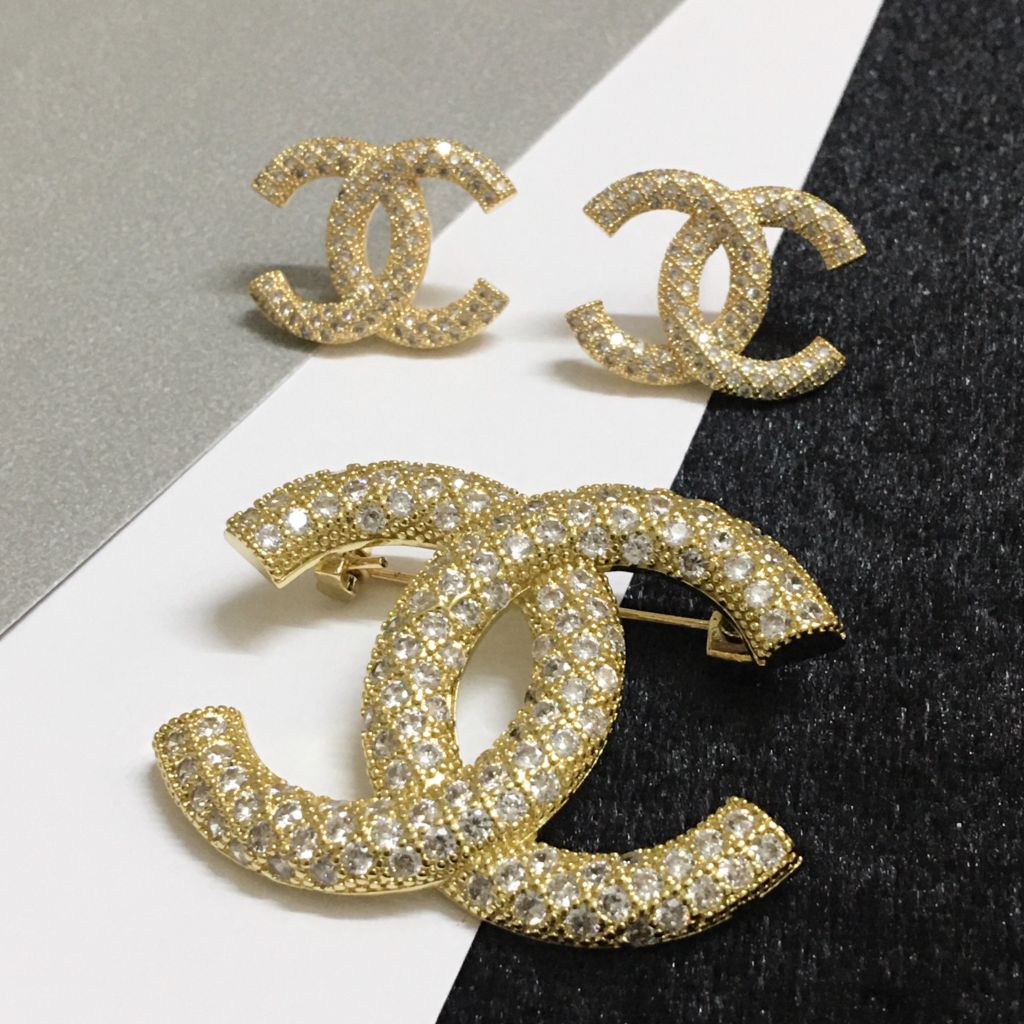  Bộ Trang Sức Chanel Vàng - Cài Áo & Bông Tai Pha Lê Trắng (AF) 