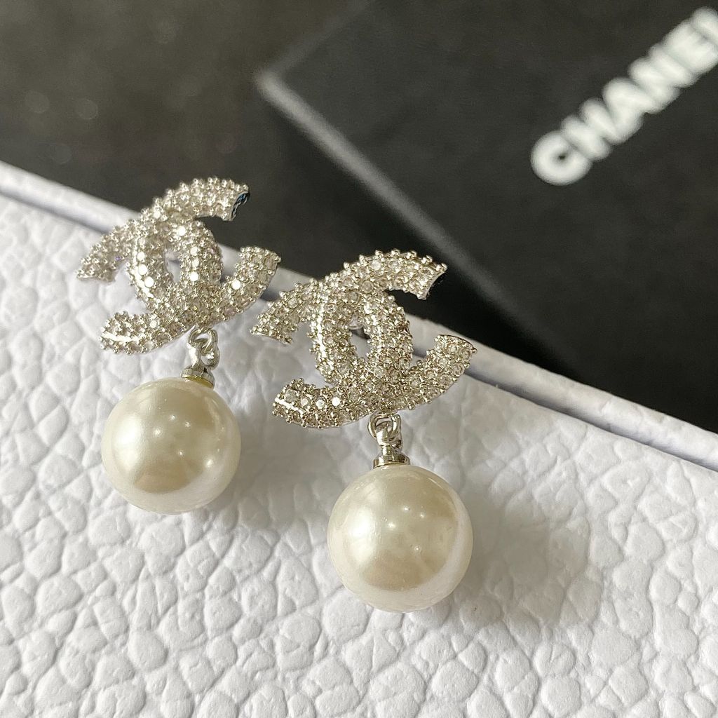  Bông Tai Chanel Màu Trắng Ngọc Trai & Pha Lê (CD) 