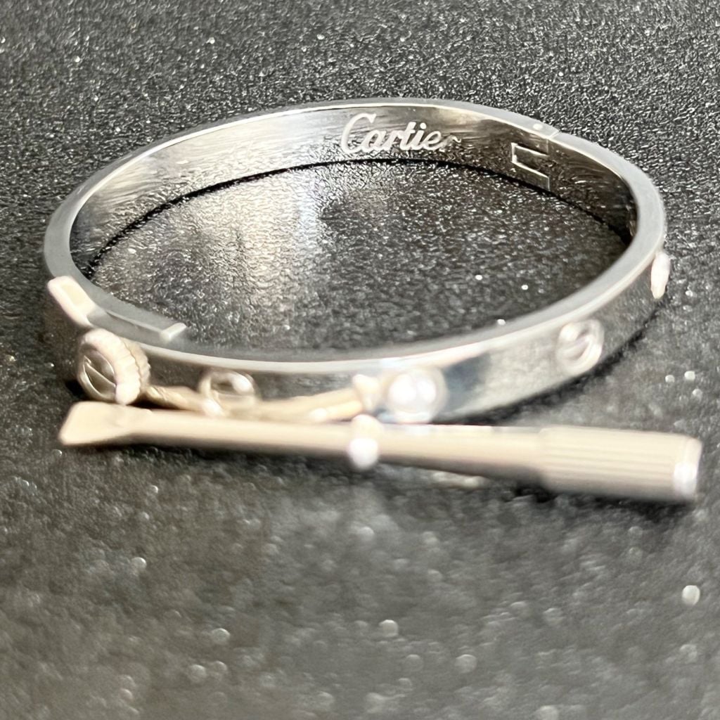  Vòng Tay TiTan Cao Cấp - Cây Đinh Cartier & Tua Vít Màu Trắng Pha Lê (AG) 