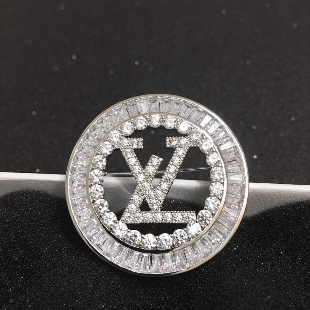  Bộ Trang Sức LV Trắng - Cài Áo & Bông Tai Pha Lê (AA) 