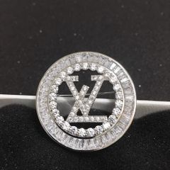  Bộ Trang Sức LV Trắng - Cài Áo & Bông Tai Pha Lê (AA) 