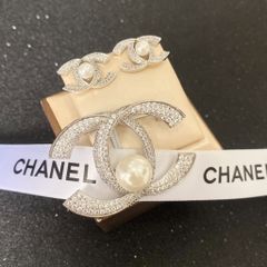  Bộ Trang Sức Chanel Trắng - Cài Áo & Bông Tai Ngọc Trai & Pha Lê (AI) 