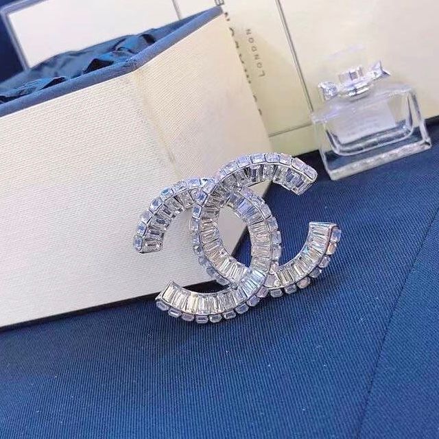  Cài Áo Nam, Nữ - Chanel Màu Trắng Bản To Pha Lê (BP) 