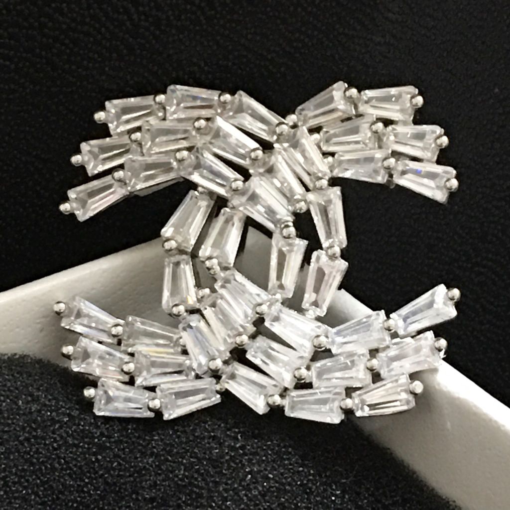  Cài Áo Nam, Nữ - Chanel Lưới Size To Màu Trắng Pha Lê (AJ) 