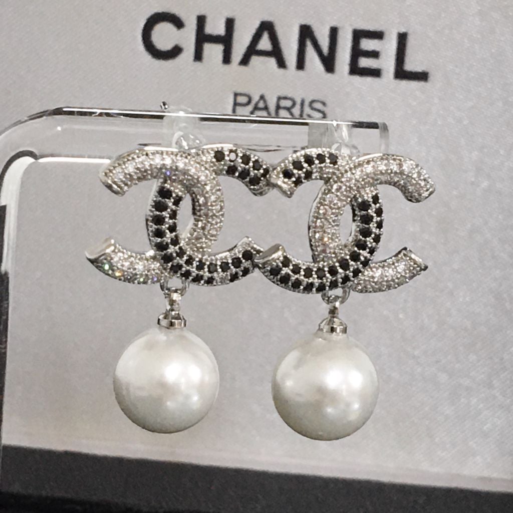  Bông Tai Chanel Màu Trắng Ngọc Trai & Pha Lê Trắng Đen (BI) 